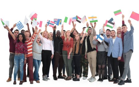 in vollem Wachstum. Gruppe unterschiedlicher Menschen mit internationalen Flaggen. isoliert auf weißem Hintergrund.