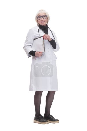 Téléchargez les photos : En pleine croissance. femme médecin avec presse-papiers. isolé sur un fond blanc. - en image libre de droit