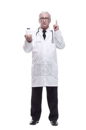 Foto de En pleno crecimiento. médico maduro calificado con desinfectante en la mano. aislado sobre un fondo blanco.gafas - Imagen libre de derechos