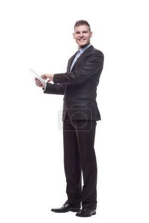Téléchargez les photos : En pleine croissance. heureux jeune homme d'affaires avec une tablette numérique. isolé sur un fond blanc. - en image libre de droit