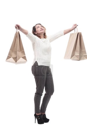 Foto de Mujer joven y casual con bolsas de compras. aislado sobre un fondo blanco. - Imagen libre de derechos