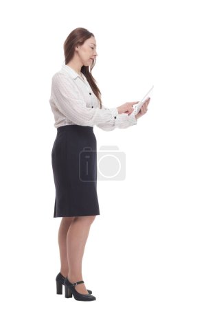Téléchargez les photos : En pleine croissance. femme d'affaires avec une tablette numérique. isolé sur un fond blanc. - en image libre de droit