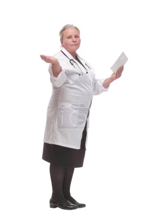 Foto de Vista lateral de un médico con una tableta aislada sobre un fondo blanco. Concepto sanitario, médico y tecnológico - Imagen libre de derechos