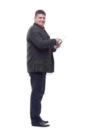 Foto de Vista lateral. Hombre de negocios maduro con una tableta digital. aislado sobre un fondo blanco. - Imagen libre de derechos