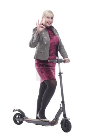 Téléchargez les photos : En pleine croissance. attrayant femme heureuse avec un scooter électrique. isolé sur un fond blanc. - en image libre de droit