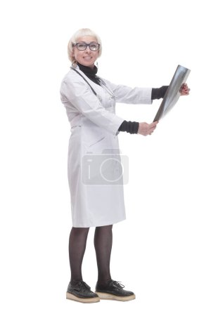 Téléchargez les photos : En pleine croissance. femme médecin avec une radiographie. isolé sur un fond blanc. - en image libre de droit