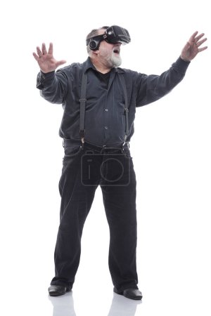 Foto de De cuerpo entero. hombre adulto moderno en un casco de realidad virtual. aislado sobre un fondo blanco - Imagen libre de derechos