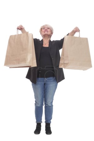 Téléchargez les photos : Sur toute la longueur. femme mature occasionnelle avec des sacs à provisions. isolé sur un fond blanc. - en image libre de droit