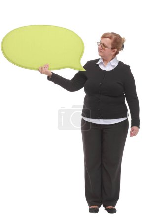 Téléchargez les photos : Heureuse femme d'âge moyen tenant bulle de parole sur fond blanc regardant la caméra - en image libre de droit