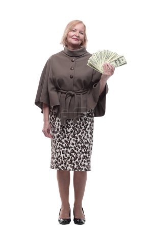 Téléchargez les photos : En pleine croissance. femme mûre heureuse avec des billets de dollar. isolé sur un fond blanc. - en image libre de droit