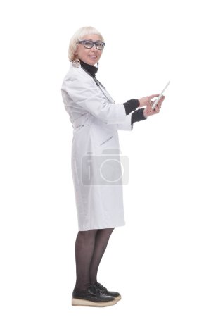 Téléchargez les photos : En pleine croissance. femme médecin avec une tablette numérique. isolé sur un fond blanc. - en image libre de droit