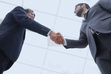 Téléchargez les photos : Deux hommes d'affaires confiants serrant la main lors d'une réunion au bureau, succès, traiter, salutation et concept de partenaire. - en image libre de droit