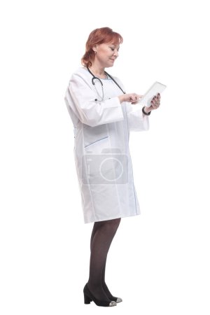 Téléchargez les photos : En pleine croissance. femme médicale avec une tablette numérique. isolé sur un fond blanc - en image libre de droit