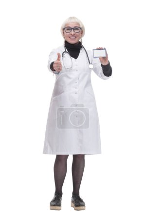 Téléchargez les photos : En pleine croissance. médecin femme montrant sa carte de visite. isolé sur un fond blanc. - en image libre de droit