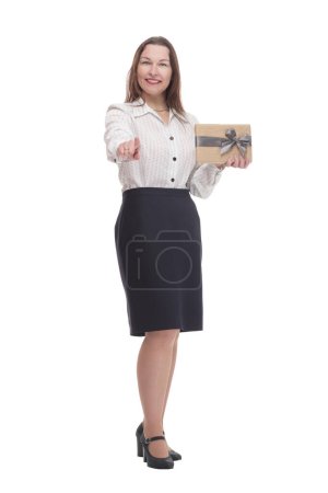 Téléchargez les photos : En pleine croissance. femme d'affaires heureuse avec une boîte-cadeau. isolé sur un fond blanc. - en image libre de droit