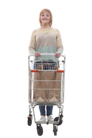 Foto de En pleno crecimiento. atractiva mujer casual con carrito de compras. aislado sobre un fondo blanco. - Imagen libre de derechos