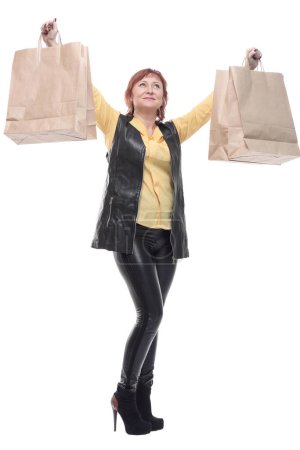 Foto de Mujer madura feliz con bolsas de compras. aislado sobre un fondo blanco. - Imagen libre de derechos