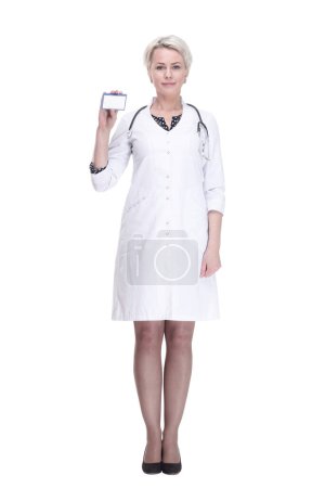 Foto de En pleno crecimiento. especialista médico mostrando su tarjeta de visita. aislado sobre un fondo blanco. - Imagen libre de derechos
