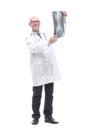 Téléchargez les photos : Médecin principal avec un stéthoscope regardant une radiographie. isolé sur un fond blanc. - en image libre de droit