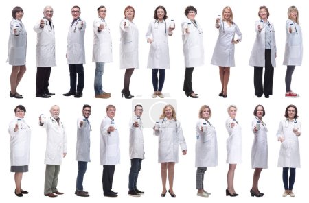 Téléchargez les photos : Groupe de médecins tenant le bocal isolé sur fond blanc - en image libre de droit