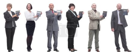 Téléchargez les photos : Collage de personnes démontrent calculatrice à la main isolé sur fond blanc - en image libre de droit