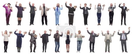 Téléchargez les photos : Groupe de personnes heureuses avec des cadeaux dans leurs mains isolé sur fond blanc - en image libre de droit