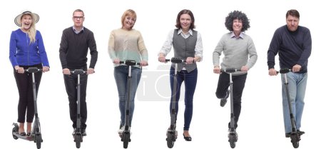 Téléchargez les photos : Groupe de personnes réussies sur scooter isolé sur fond blanc - en image libre de droit