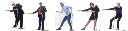 Téléchargez les photos : Les hommes d'affaires tirant la corde isolé sur fond blanc - en image libre de droit