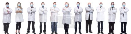 Téléchargez les photos : Groupe de médecins en masque isolé sur fond blanc - en image libre de droit
