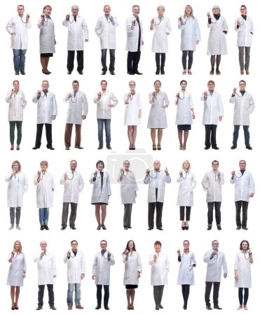 Foto de Grupo de médicos con estetoscopio aislado sobre fondo blanco - Imagen libre de derechos