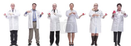 Téléchargez les photos : Assistant de laboratoire tenant une fiole avec un liquide isolé sur fond blanc - en image libre de droit