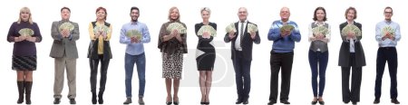 Foto de Grupo de personas exitosas con dinero en sus manos mirando a la cámara sobre un fondo blanco - Imagen libre de derechos