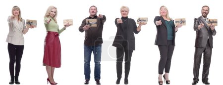 Foto de Grupo de personas felices con regalos en sus manos aislados sobre fondo blanco - Imagen libre de derechos