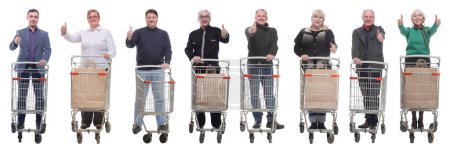 Foto de Grupo de personas con carrito de compras mostrando pulgares hacia arriba aislados sobre fondo blanco - Imagen libre de derechos