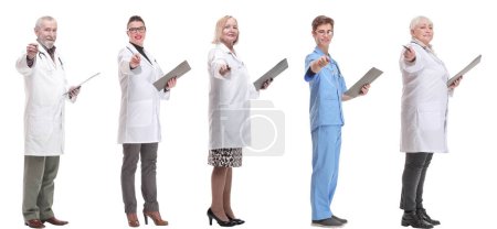 Téléchargez les photos : Groupe complet de médecins avec bloc-notes isolé sur fond blanc - en image libre de droit