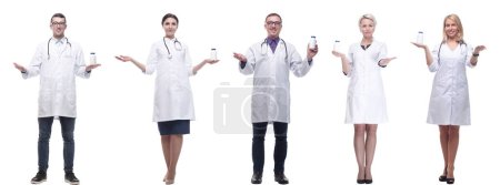 Téléchargez les photos : Groupe de médecins tenant le bocal isolé sur fond blanc - en image libre de droit