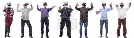 Téléchargez les photos : Groupe de personnes avec des lunettes 3D mains en l'air isolé sur fond blanc - en image libre de droit