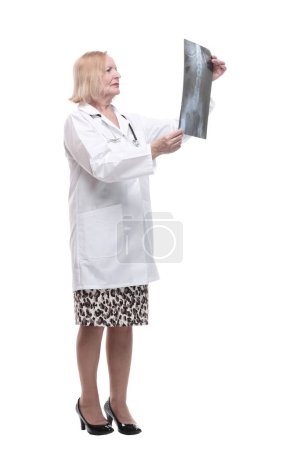 Téléchargez les photos : En pleine croissance.Médecin féminin regardant une radiographie. isolé sur un fond blanc. - en image libre de droit