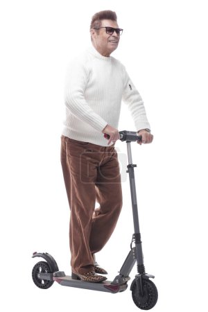 Foto de En pleno crecimiento. Hombre adulto casual con scooter eléctrico. aislado en un blanco - Imagen libre de derechos