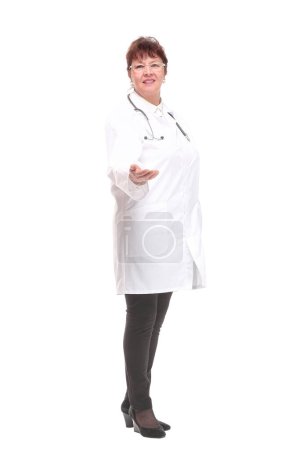 Foto de Hermosa atractiva feliz sonriente médico médico enfermera de pie con los brazos cruzados, aislado en blanco - Imagen libre de derechos