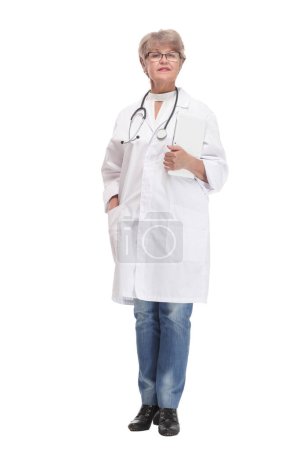 Foto de Médico mostrando signo de tarjeta de visita, en blanco con espacio de copia para texto o diseño. Mujer profesional médico aislado sobre fondo blanco - Imagen libre de derechos