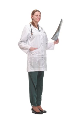 Foto de Vista frontal de la doctora usando estetoscopio y gafas mirando una radiografía. Concepto de ayuda médica - Imagen libre de derechos
