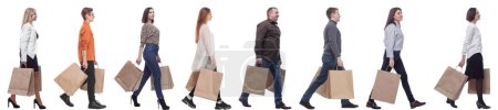 Foto de Un grupo de personas hacen cola con las bolsas de la compra. aislado en blanco - Imagen libre de derechos