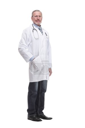 Foto de Médico maduro seguro con los brazos cruzados mirando hacia otro lado sobre fondo blanco - Imagen libre de derechos
