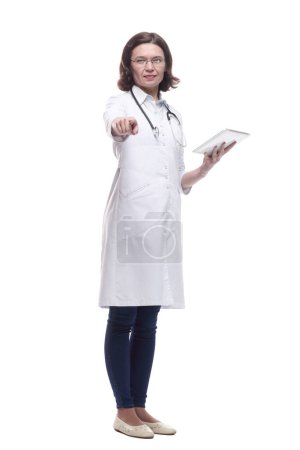 Téléchargez les photos : Femme médecin avec une tablette numérique. isolé sur un fond blanc. - en image libre de droit