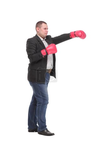 Téléchargez les photos : Profil de succès homme d'affaires poinçonnage et frapper avec des gants de boxe en pleine longueur isolé sur fond blanc, Concept de concurrence d'affaires, - en image libre de droit