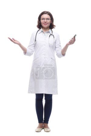 Téléchargez les photos : Femme médecin avec un smartphone. isolé sur un fond blanc. - en image libre de droit