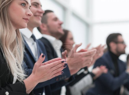 Téléchargez les photos : De près. groupe d'employés applaudit lors d'une réunion d'affaires - en image libre de droit