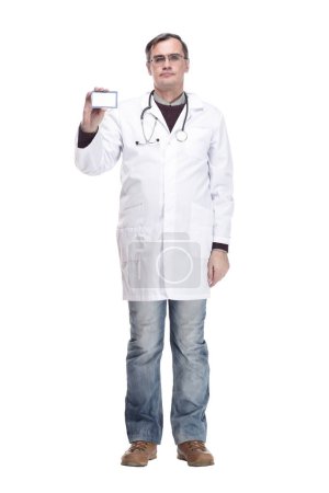 Foto de De larga duración. doctor calificado mostrando su tarjeta de visita. aislado sobre un fondo blanco. - Imagen libre de derechos