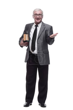 Téléchargez les photos : En pleine croissance. homme d'affaires souriant avec une pile de livres. isolé sur un fond blanc. - en image libre de droit